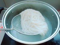 鸡汁砂锅米线的做法步骤2