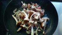 胡罗卜青椒香菇炒咸肉的做法步骤5