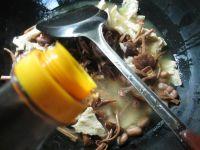 花生米茶树菇烤麸的做法步骤6